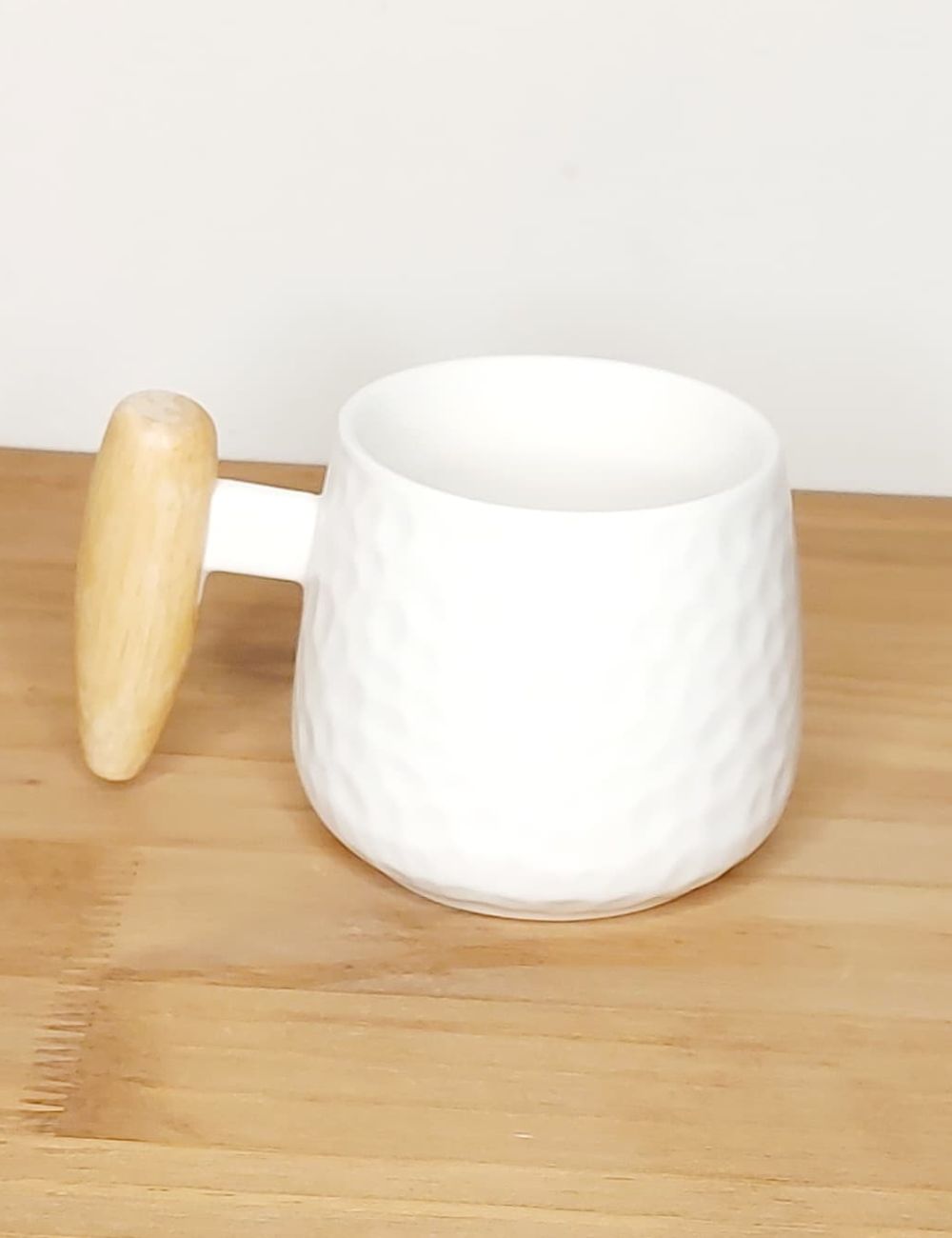 Caneca Branca Com Cabo de Madeira - Imagem 4