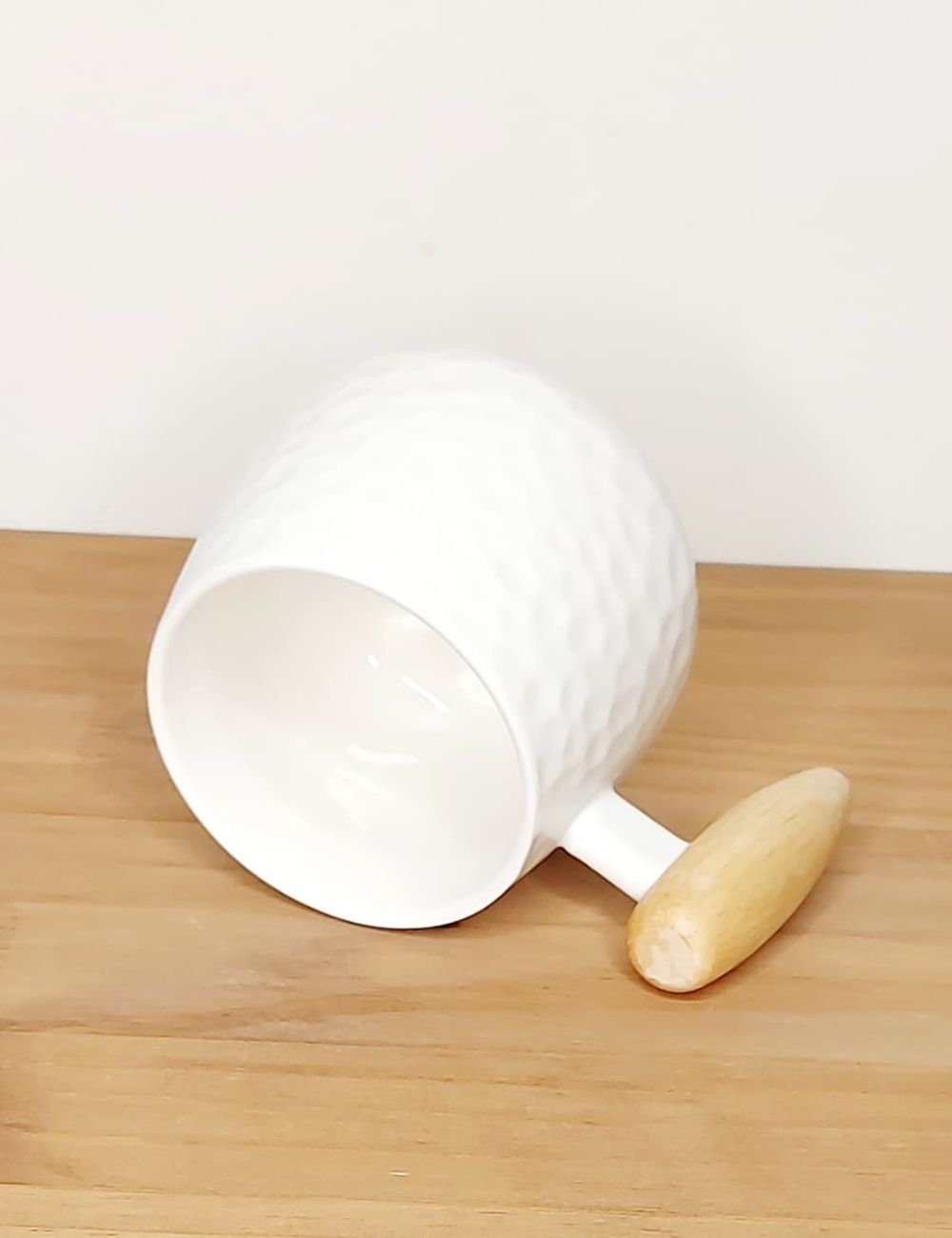 Caneca Branca Com Cabo de Madeira - Imagem 3