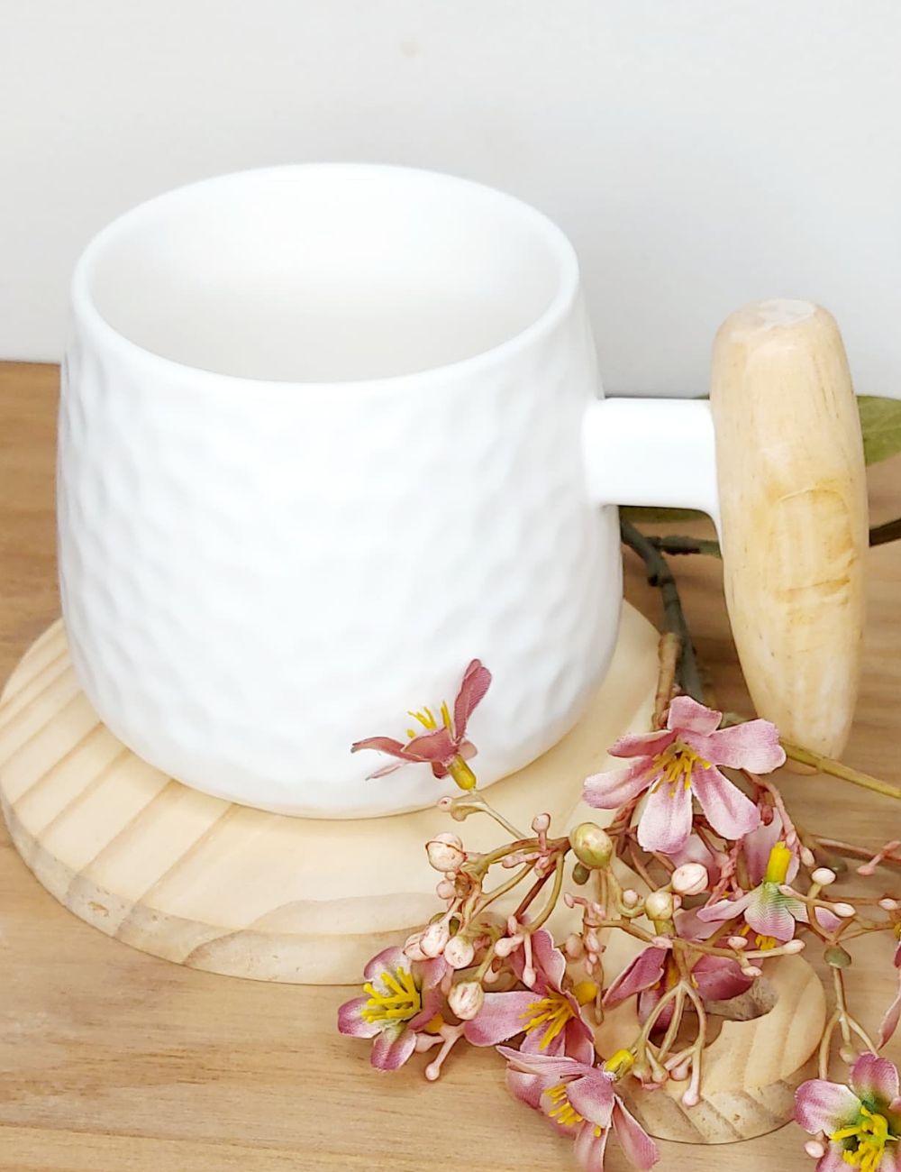 Caneca Branca Com Cabo de Madeira - Imagem 2