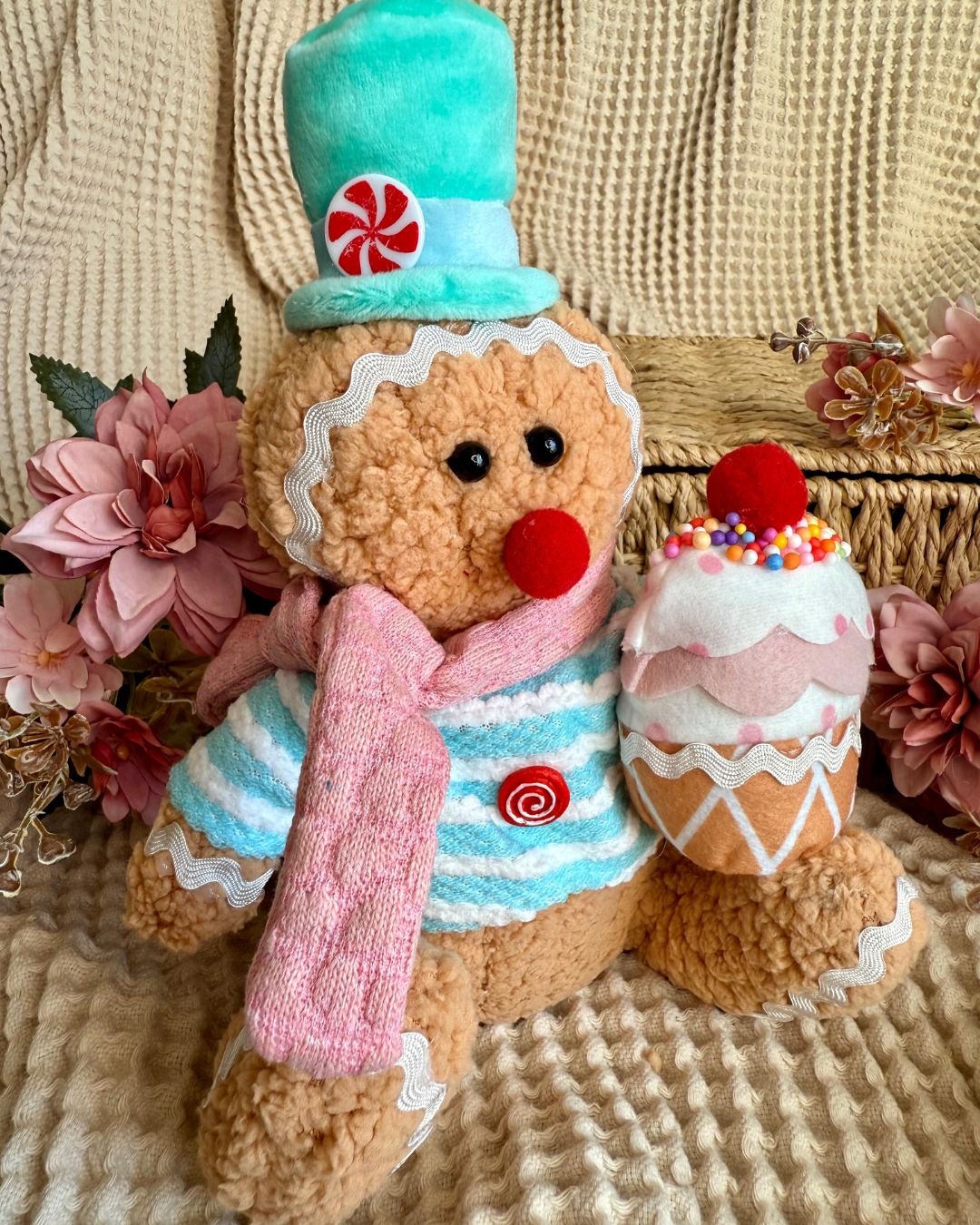 Boneco Gingerbread Sentado Com Cupcake Azul e Rosa 25cm