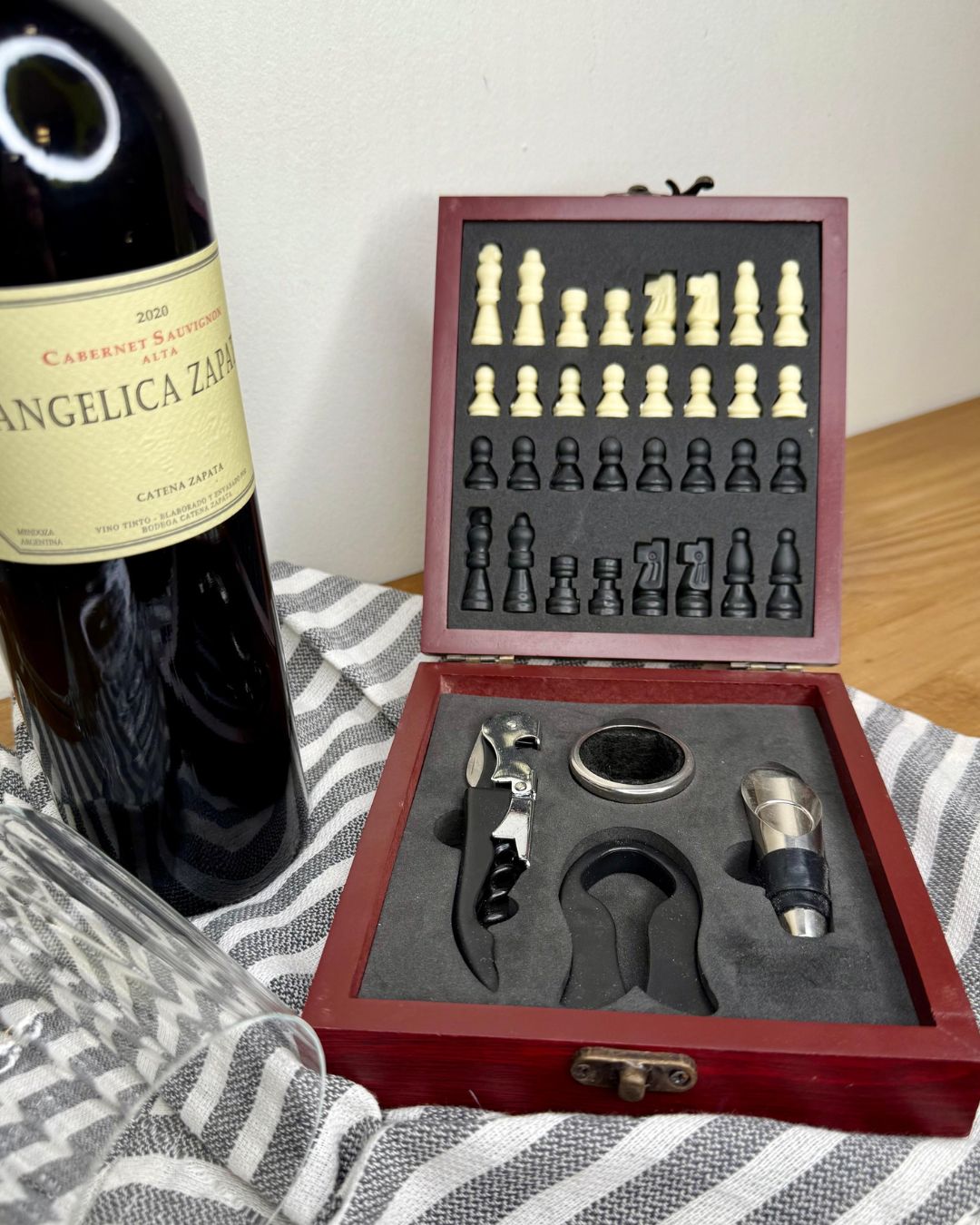 Jogo de Acessórios para Vinho em Inox Adongo com Jogo de Xadrez - 5 peças
