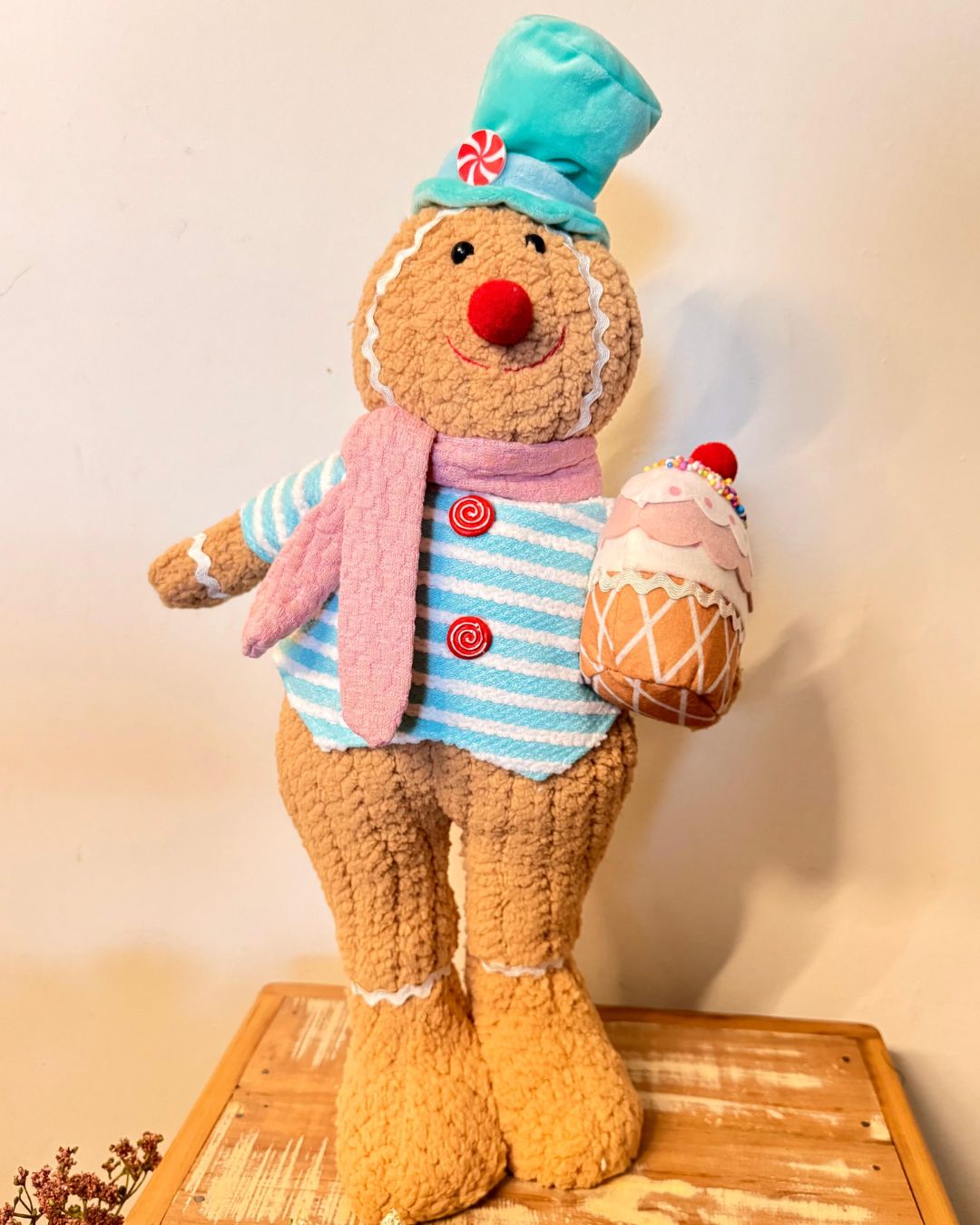 Boneco de Natal Gingerbread Cupcake 53cm
