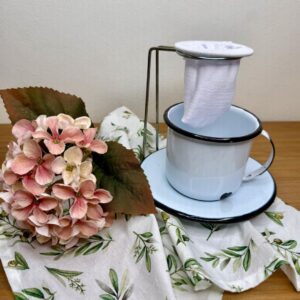 Caneca e Pires Esmaltado com Suporte Coador Pano