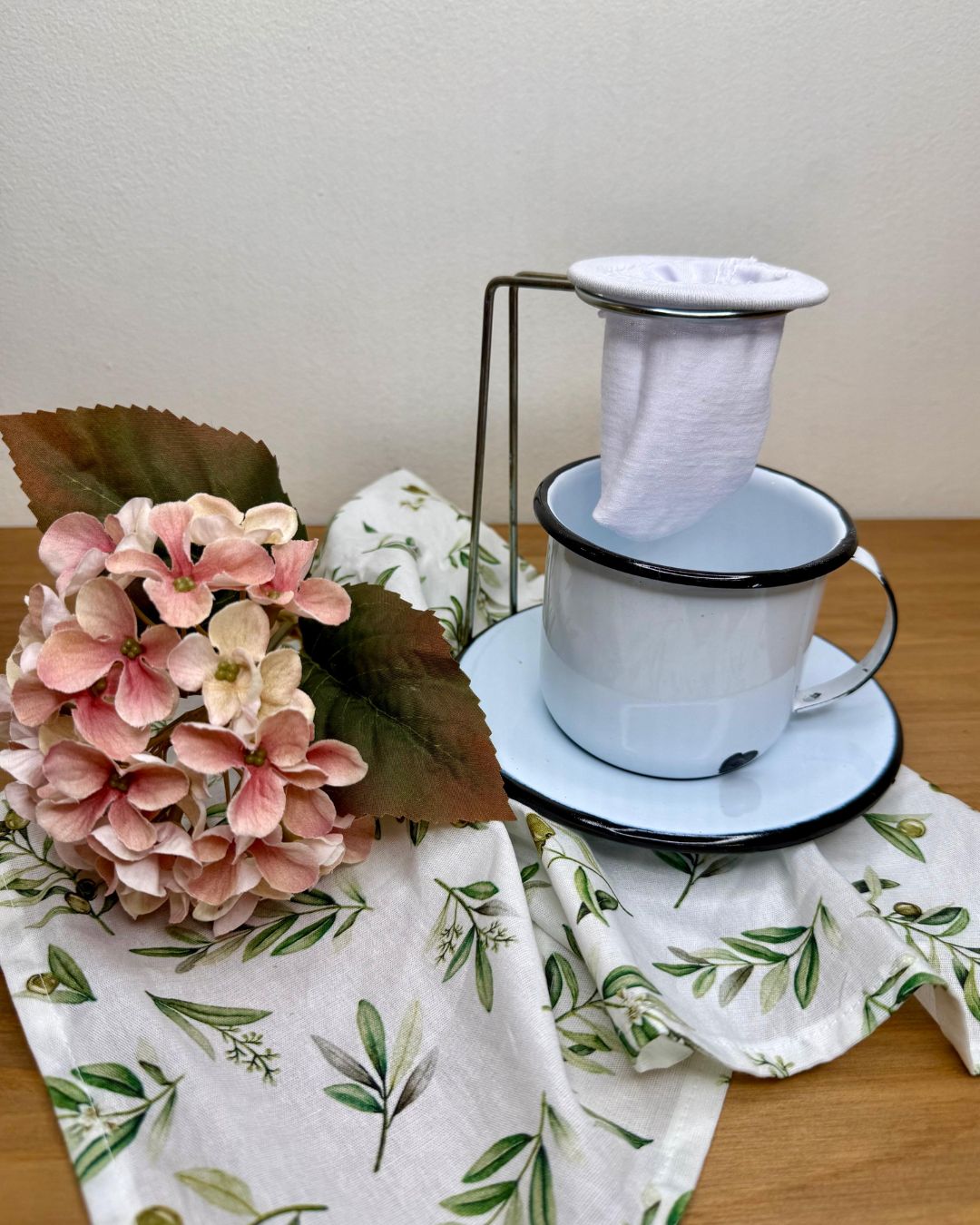 Caneca e Pires Esmaltado com Suporte Coador Pano
