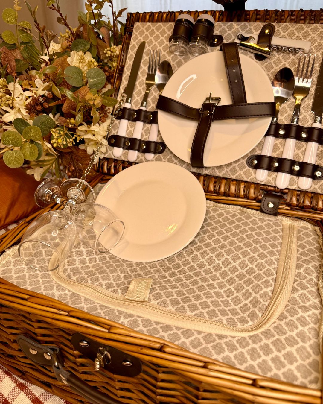 Cesta Picnic Jogo 14 Peças Bolsa Térmica Fibra Natural Marrom (ESGOTADO)