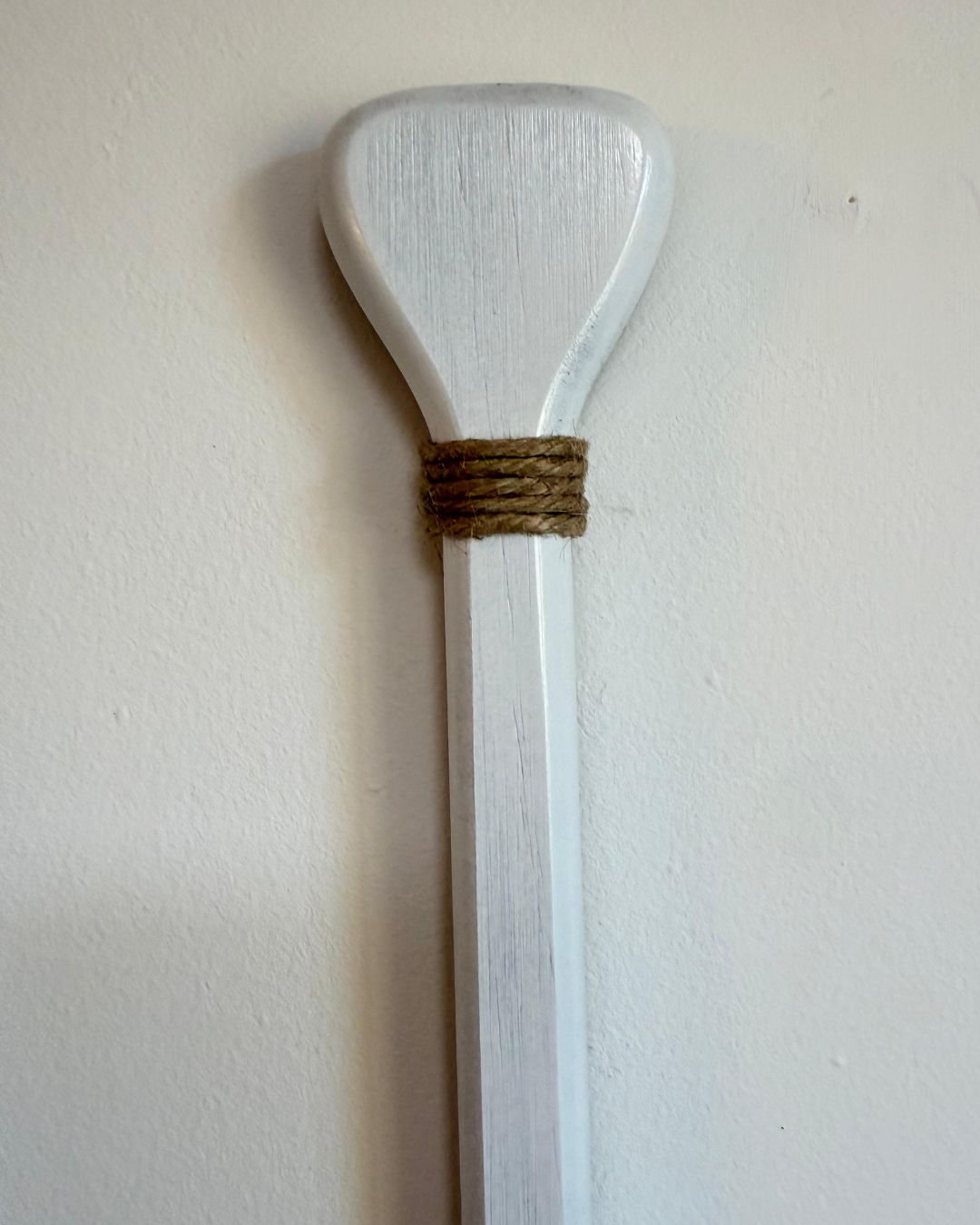 Remo Decorativo em Madeira Listrado Branco e Natural 48cm - Imagem 4