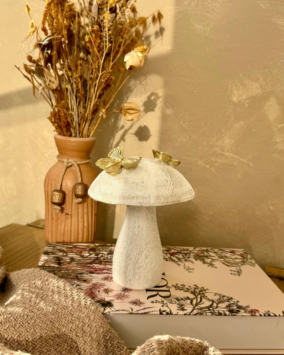 Escultura Decorativa Poliresina Cogumelo com Borboletas 13,7cm