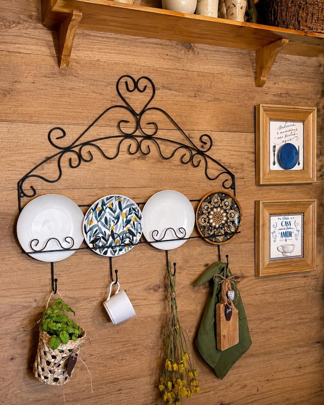 Suporte de Parede Arabesco com Ganchos e Porta Pratos  79cmX69cm