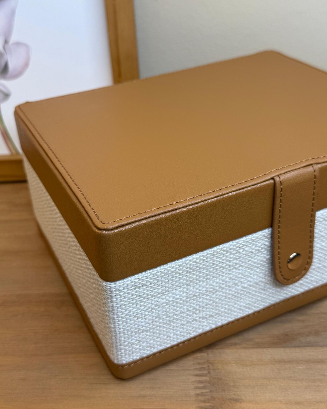 Caixa Decorativa Linho Off White e PU Caramelo 9,5cmX16cmX20,5cm - Imagem 3