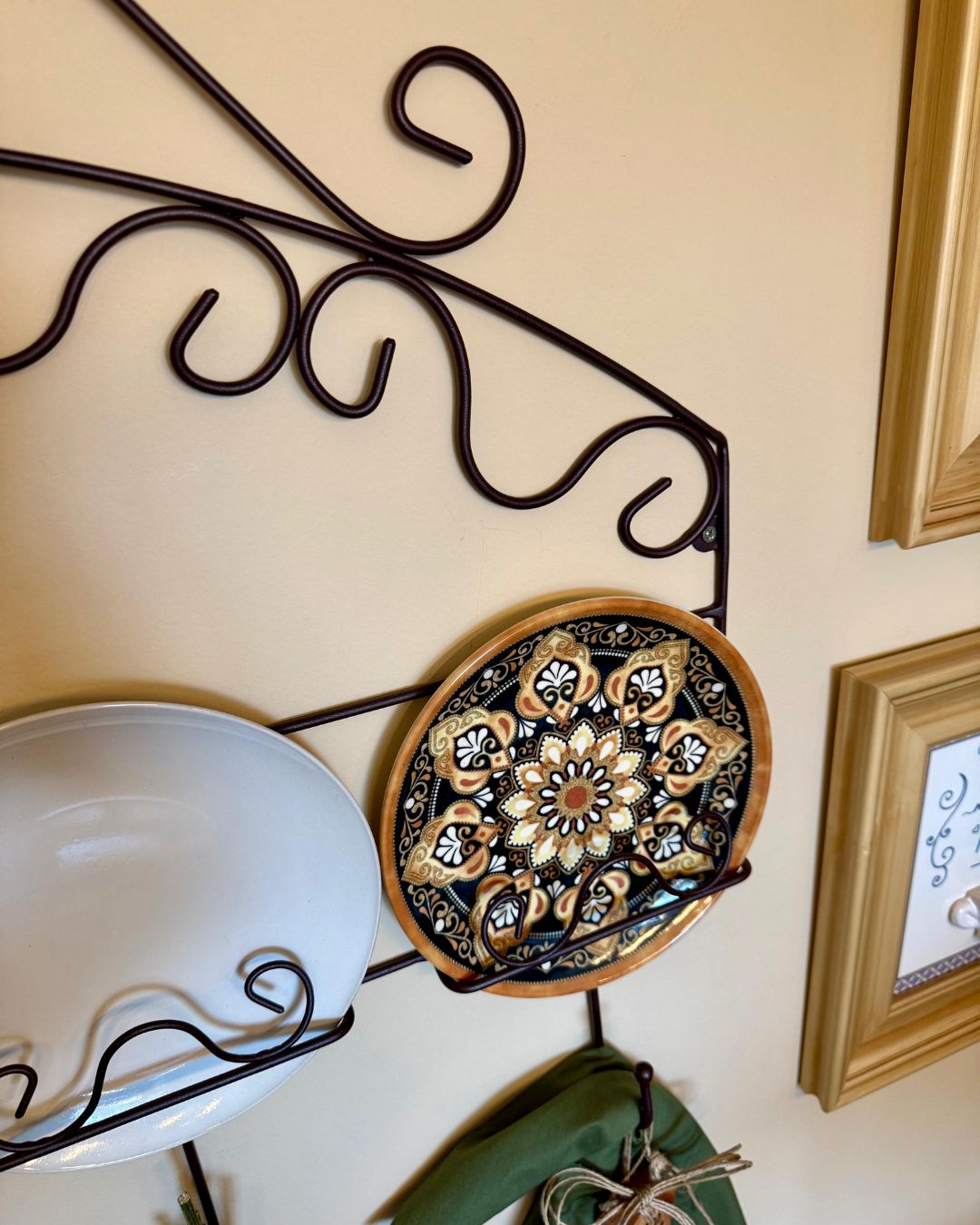Suporte de Parede Arabesco com Ganchos e Porta Pratos 79cmX69cm - Imagem 3