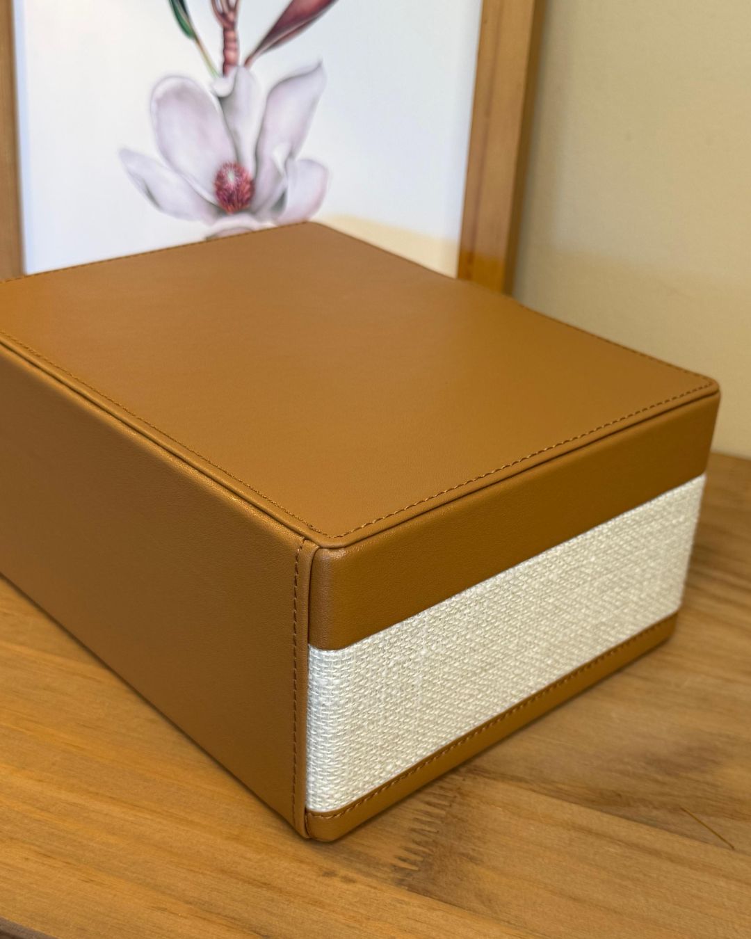 Caixa Decorativa Linho Off White e PU Caramelo 9,5cmX16cmX20,5cm - Imagem 4