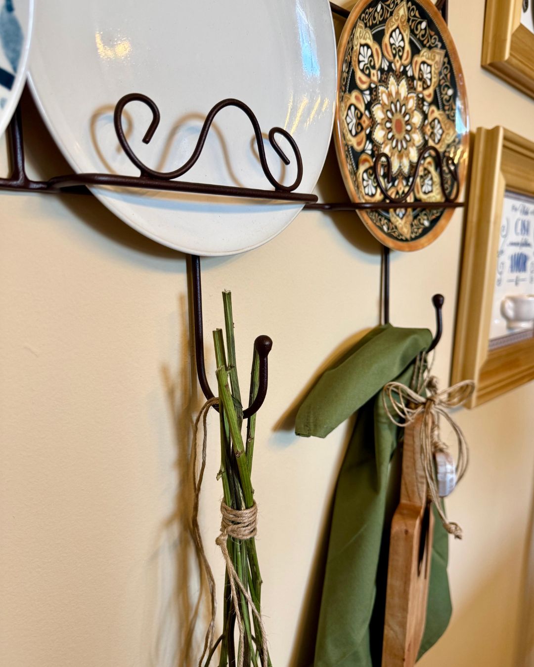 Suporte de Parede Arabesco com Ganchos e Porta Pratos 79cmX69cm - Imagem 4