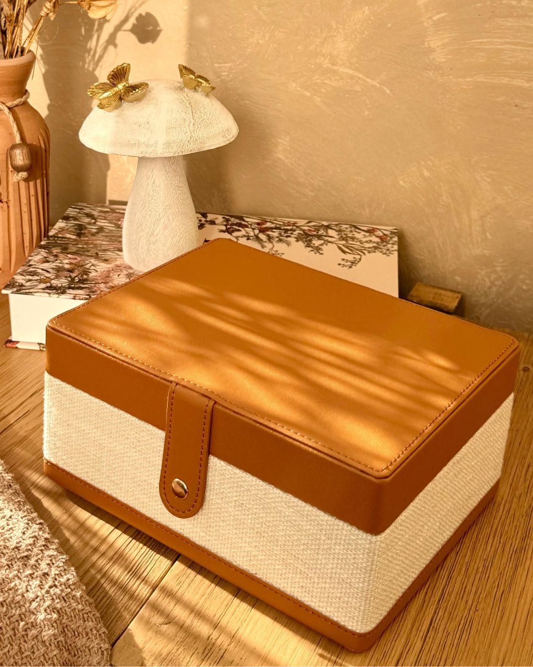 Caixa Decorativa Linho Off White e PU Caramelo 9,5cmX16cmX20,5cm - Imagem 2