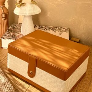 Caixa Decorativa Linho Off White e PU Caramelo  9,5cmX16cmX20,5cm