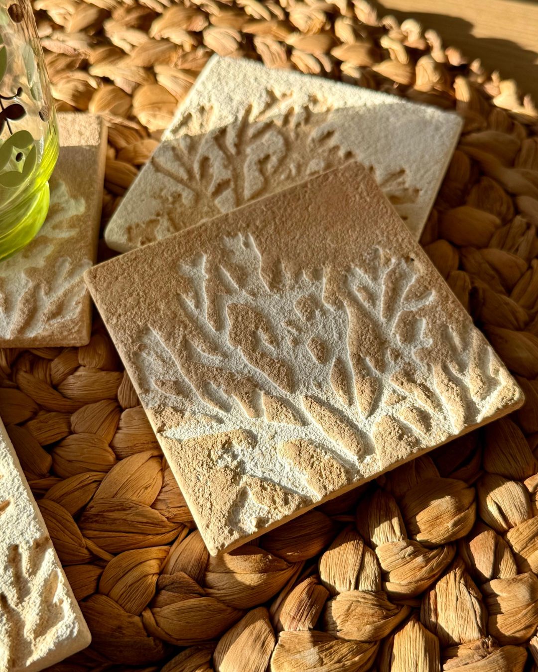 Conjunto Porta Copos Cimento com Relevo 4 Peças Bege 9,7cmX9,7cm - Imagem 6