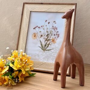 Escultura Decorativa Girafa em Poliresina Marrom 23cmX8cmX6cm