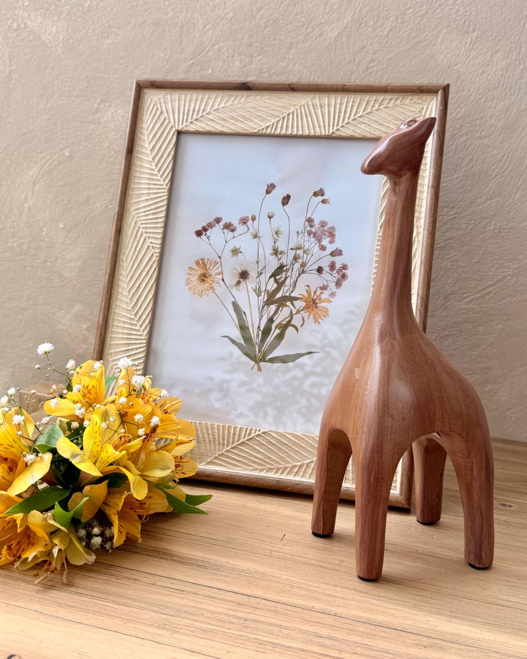 Escultura Decorativa Girafa em Poliresina Marrom 23cmX8cmX6cm