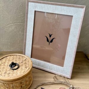 Porta-Retrato com Textura Off White Bege em Poliestireno e Vidro 21cmX26cmX1,5cm