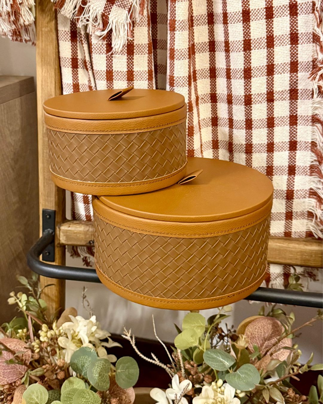 Kit Duas Caixas Decorativas Marrom Madeira Couro Sintético 20cmX20cmX11cm - 16cmX16cmX9cm