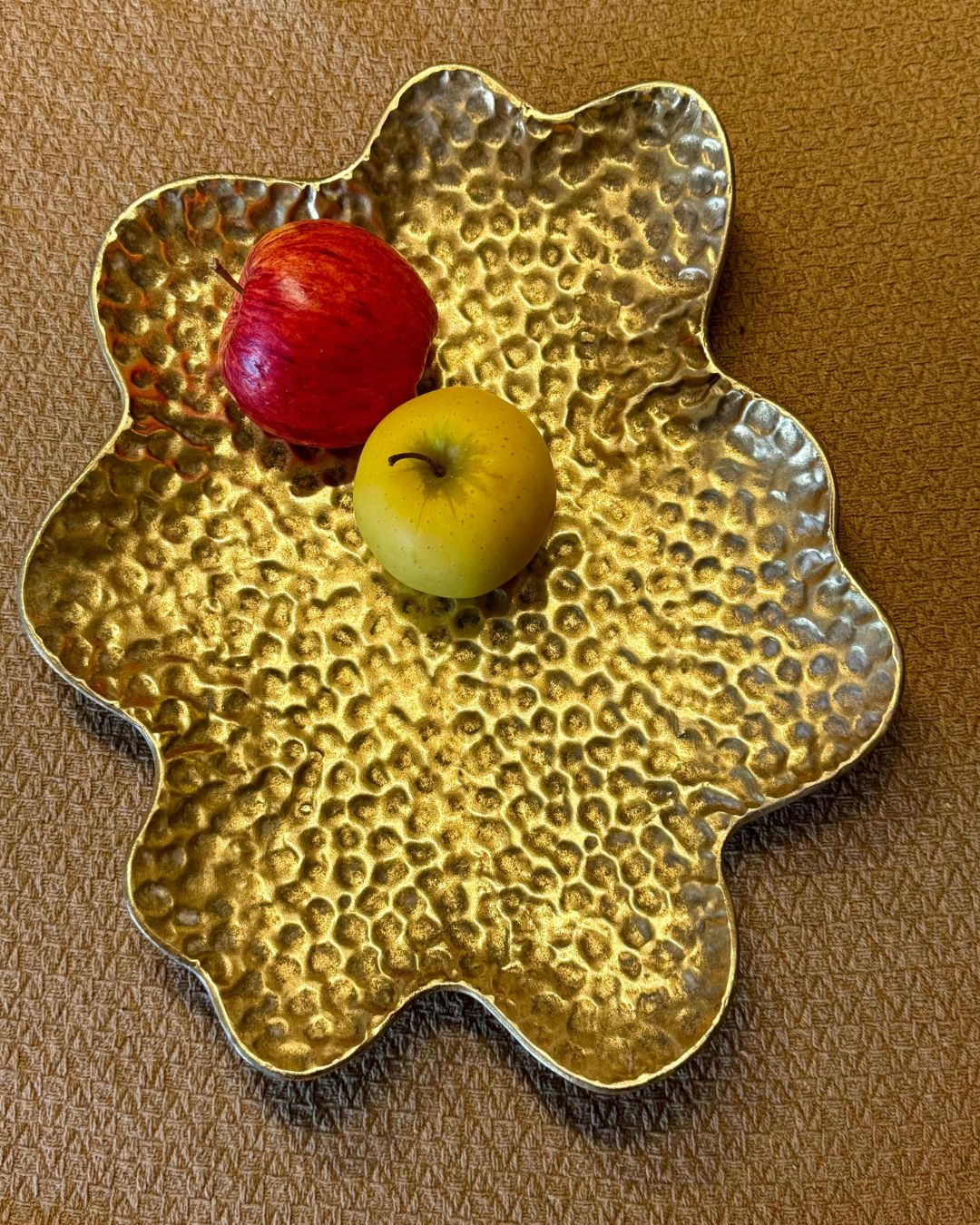 Bandeja Decorativa Metal Efeito Martelado Organic Dourado  36cmX31cmX6,5cm