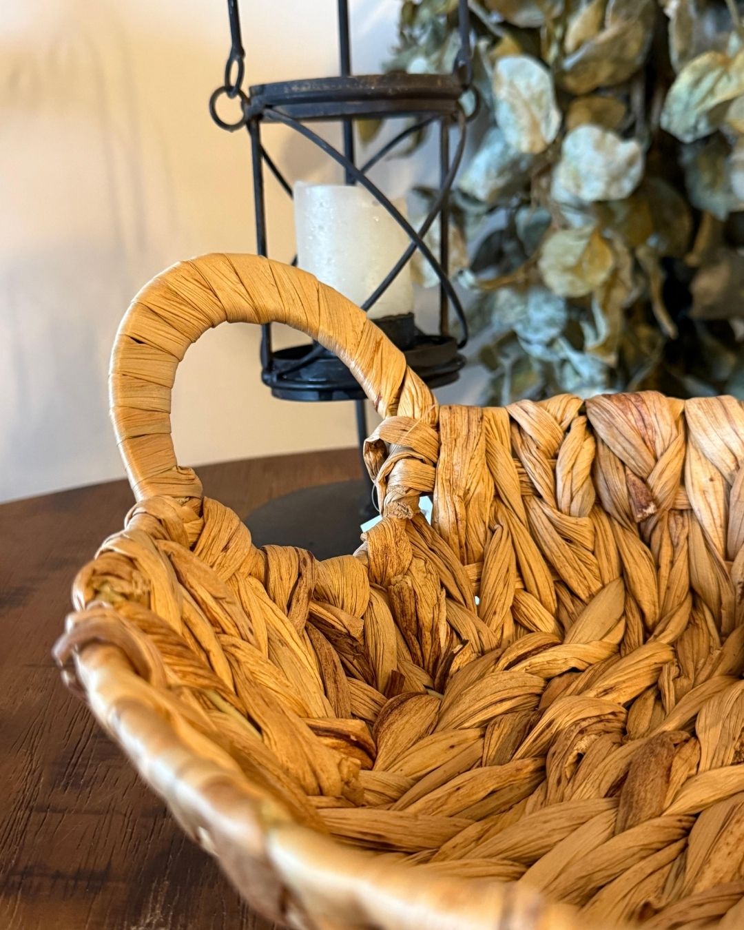 Cesta Redonda com Alça e Base em Metal Revestida em Fibra Natural 24cmX24cmX7cm - Imagem 2