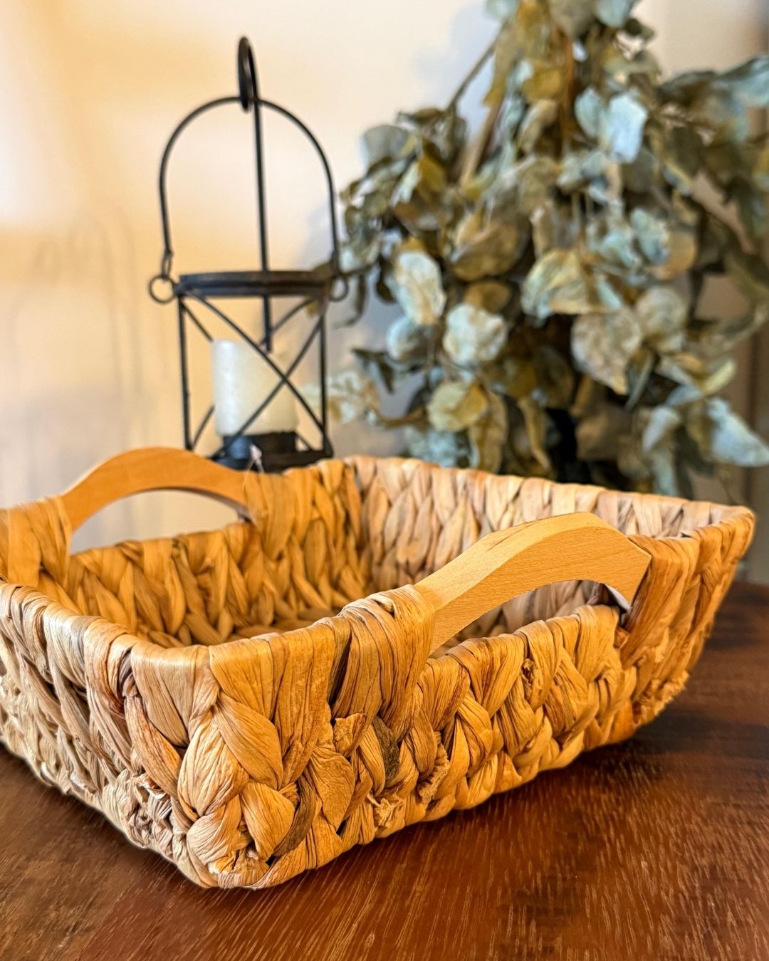 Cesta Quadrada com Alça em Madeira Base em Metal Revestida em Fibra Natural 25cmX24cmX11cm - Imagem 2
