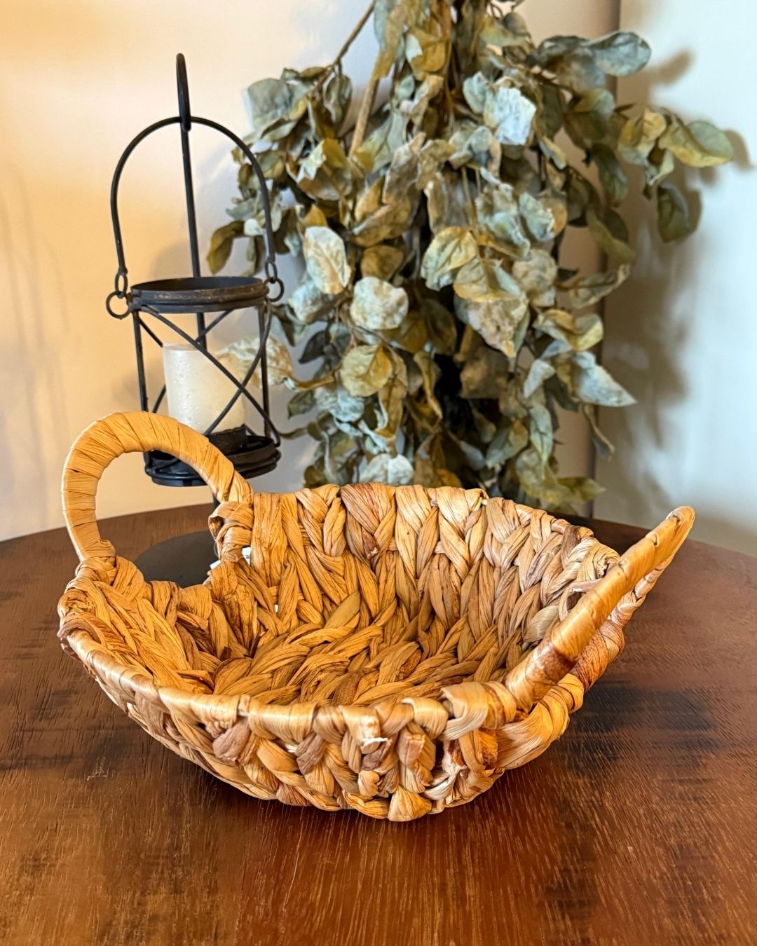 Cesta Redonda com Alça e Base em Metal Revestida em Fibra Natural 24cmX24cmX7cm - Imagem 3