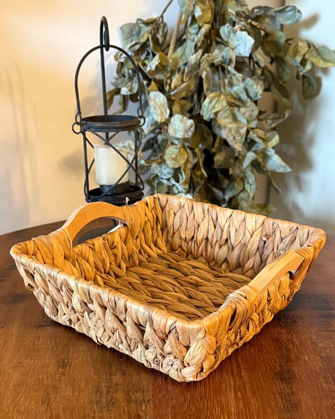 Cesta Quadrada com Alça em Madeira Base em Metal Revestida em Fibra Natural 25cmX24cmX11cm - Imagem 3