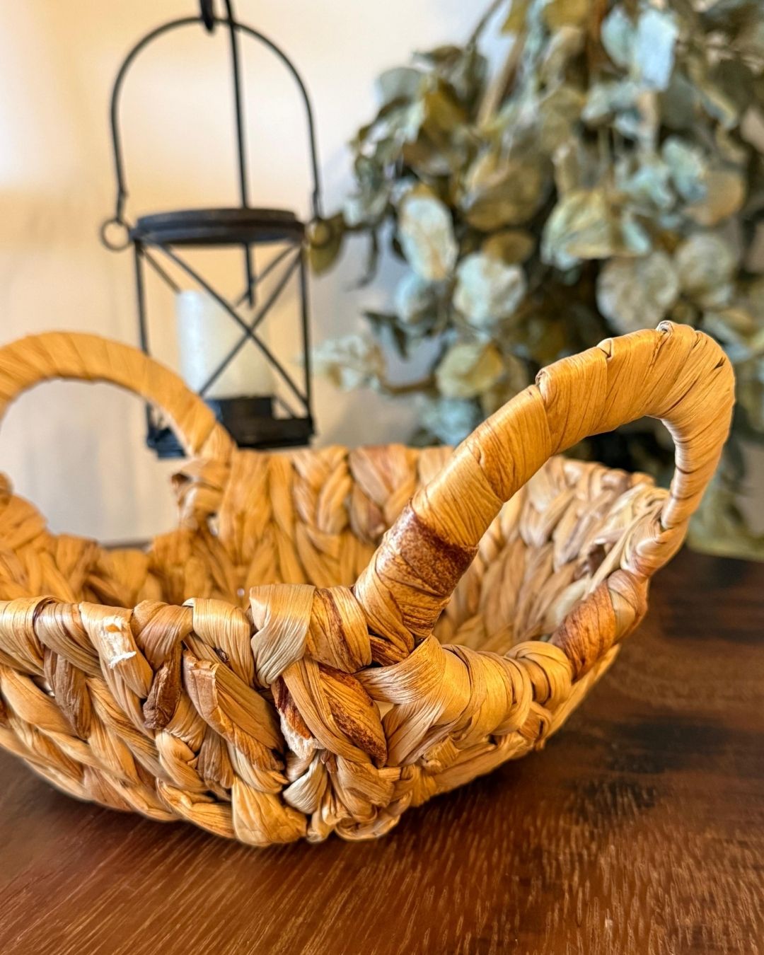 Cesta Redonda com Alça e Base em Metal Revestida em Fibra Natural 24cmX24cmX7cm - Imagem 4