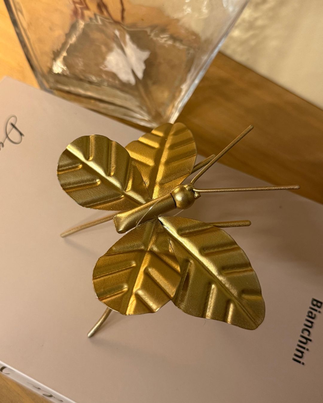 Escultura Decorativa Borboleta em Metal Dourado 10cmX10cmX10cm - Imagem 2