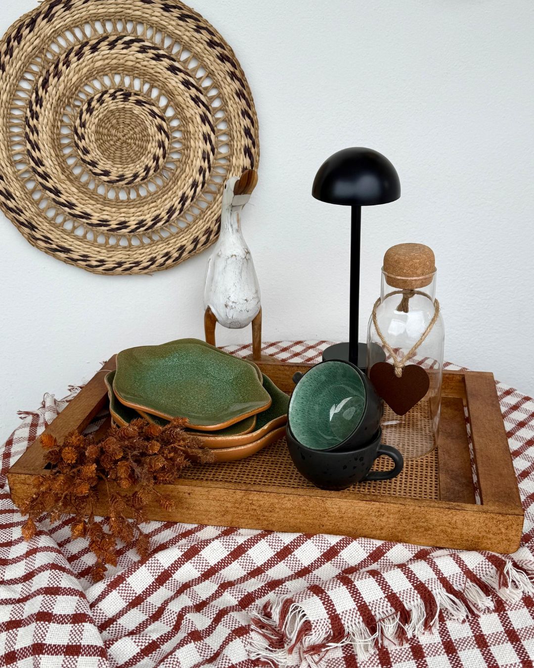 Bandeja Decorativa Madeira com Alça e Textura Vazada 51cmX30cmX4,5cm