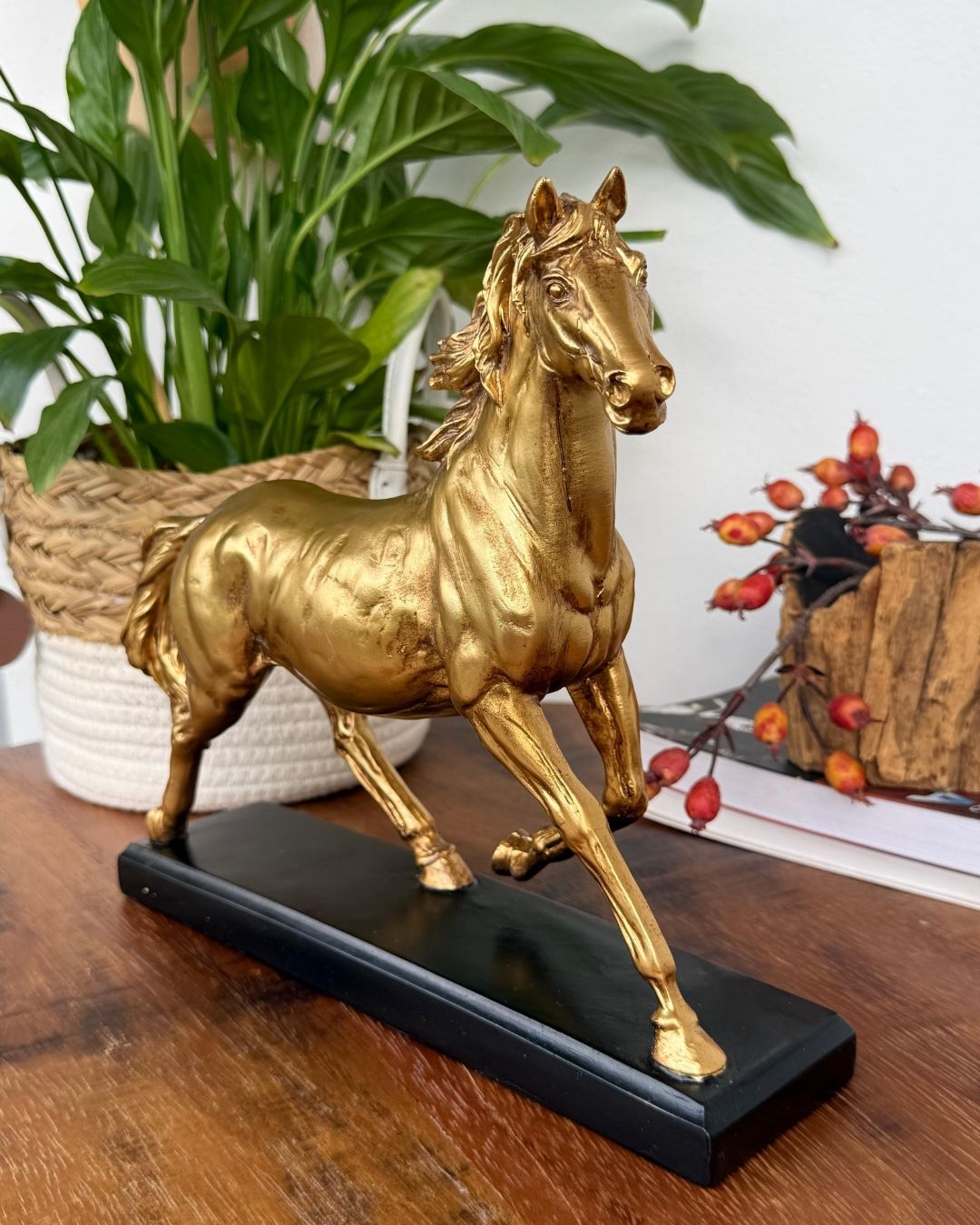 Escultura Decorativa Cavalo em Poliresina Dourado 25,3cmX29,5cmX7,5cm - Imagem 2