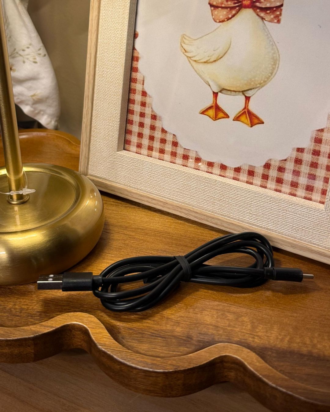 Luminária de Mesa Led Metal e Vidro Fumê Dourado com cabo USB 29,2cmX10cm - Imagem 3