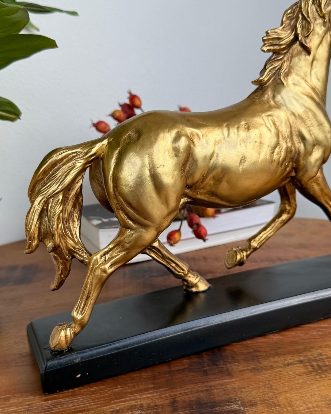 Escultura Decorativa Cavalo em Poliresina Dourado 25,3cmX29,5cmX7,5cm - Imagem 3