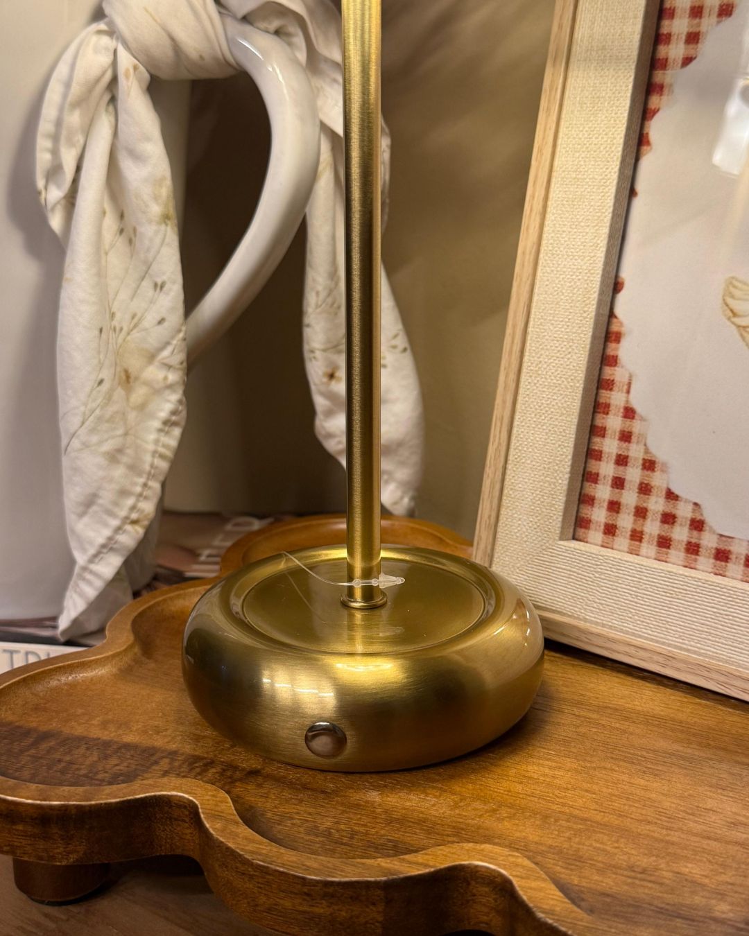 Luminária de Mesa Led Metal e Vidro Fumê Dourado com cabo USB 29,2cmX10cm - Imagem 4