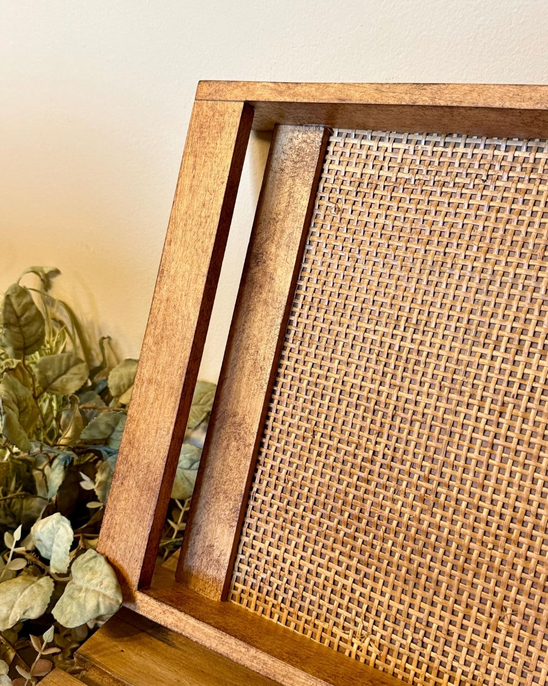 Bandeja Decorativa Madeira com Alça e Textura Vazada 51cmX30cmX4,5cm - Imagem 5