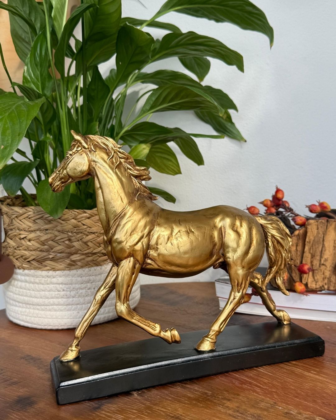 Escultura Decorativa Cavalo em Poliresina Dourado 25,3cmX29,5cmX7,5cm - Imagem 4
