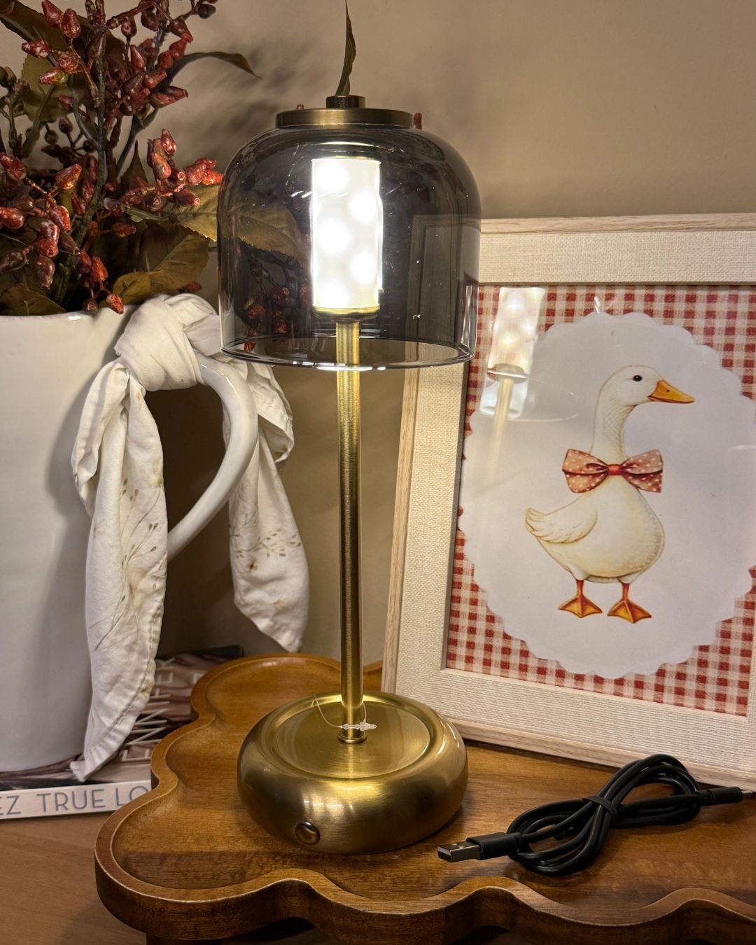 Luminária de Mesa Led Metal e Vidro Fumê Dourado com cabo USB  29,2cmX10cm