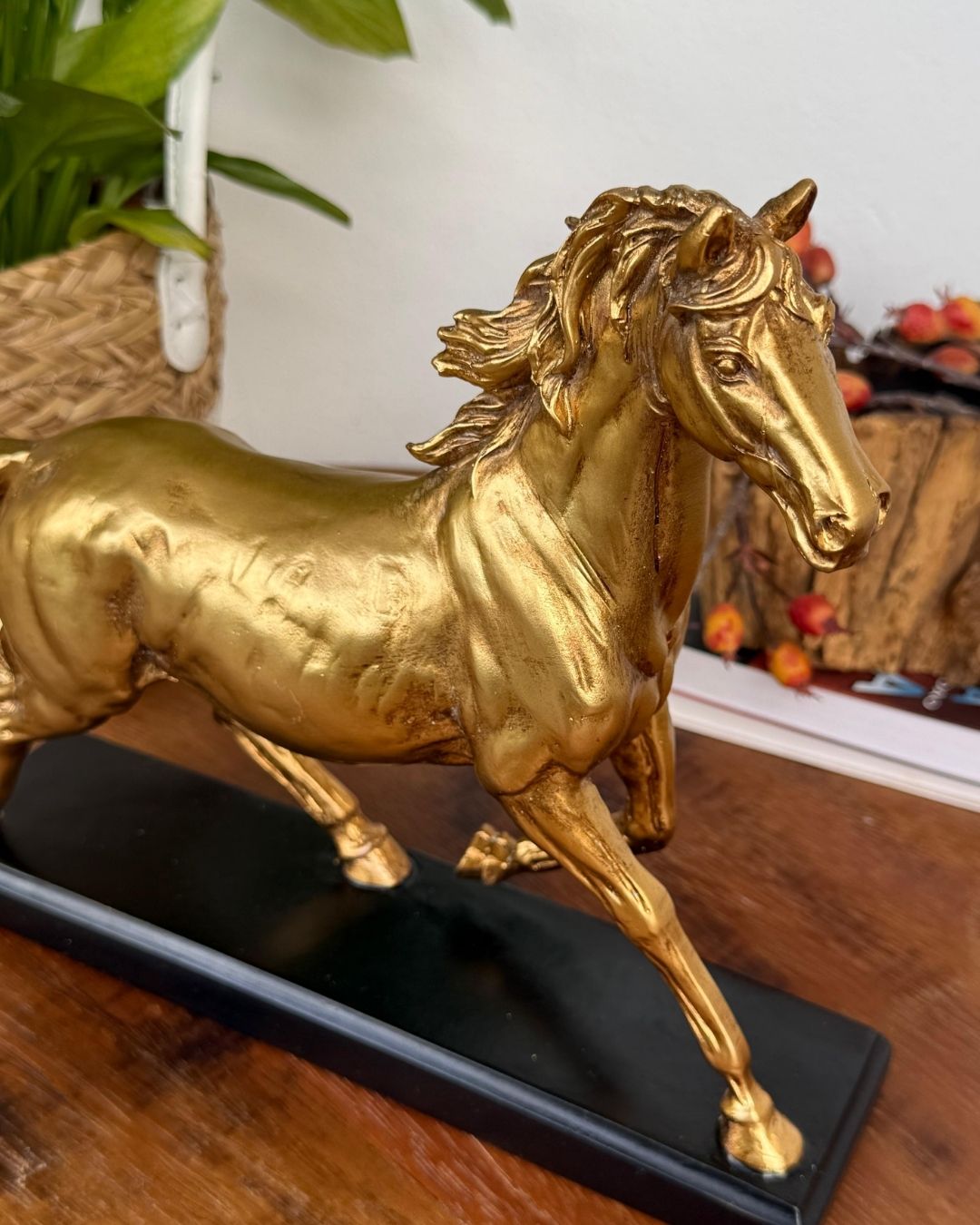 Escultura Decorativa Cavalo em Poliresina Dourado 25,3cmX29,5cmX7,5cm - Imagem 5