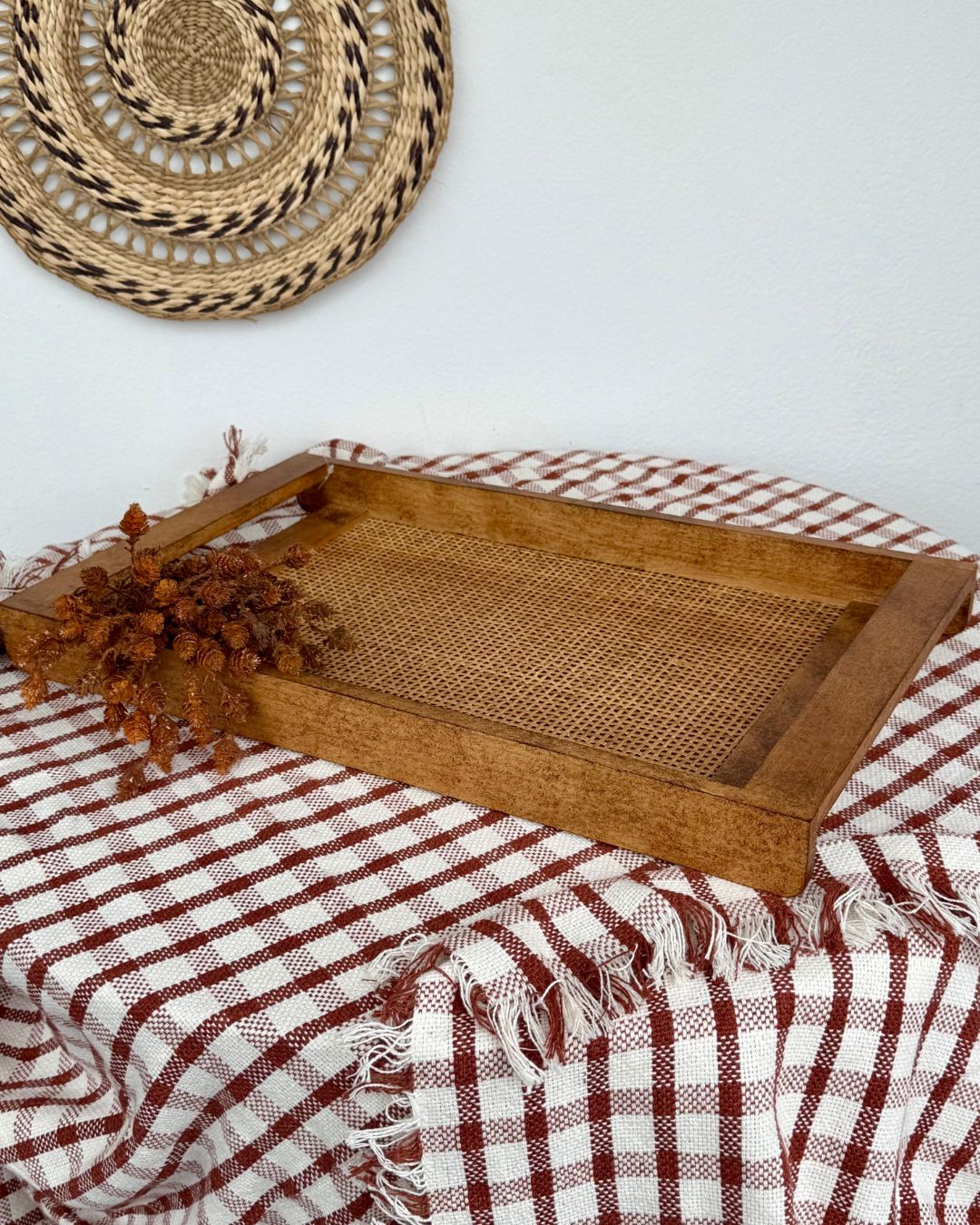 Bandeja Decorativa Madeira com Alça e Textura Vazada 51cmX30cmX4,5cm - Imagem 2