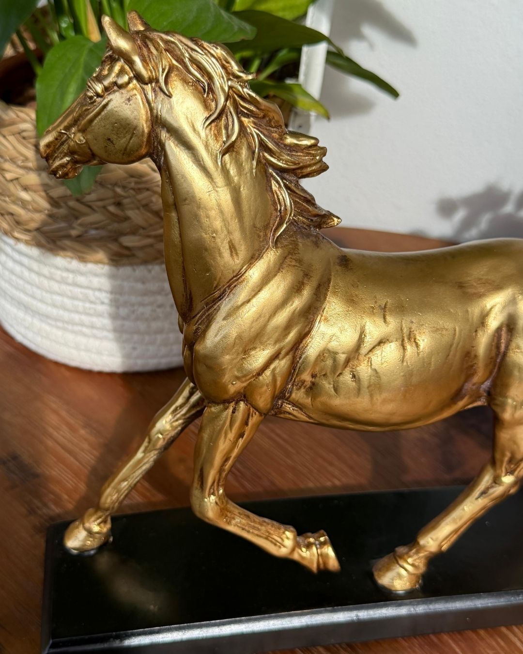 Escultura Decorativa Cavalo em Poliresina Dourado 25,3cmX29,5cmX7,5cm - Imagem 6