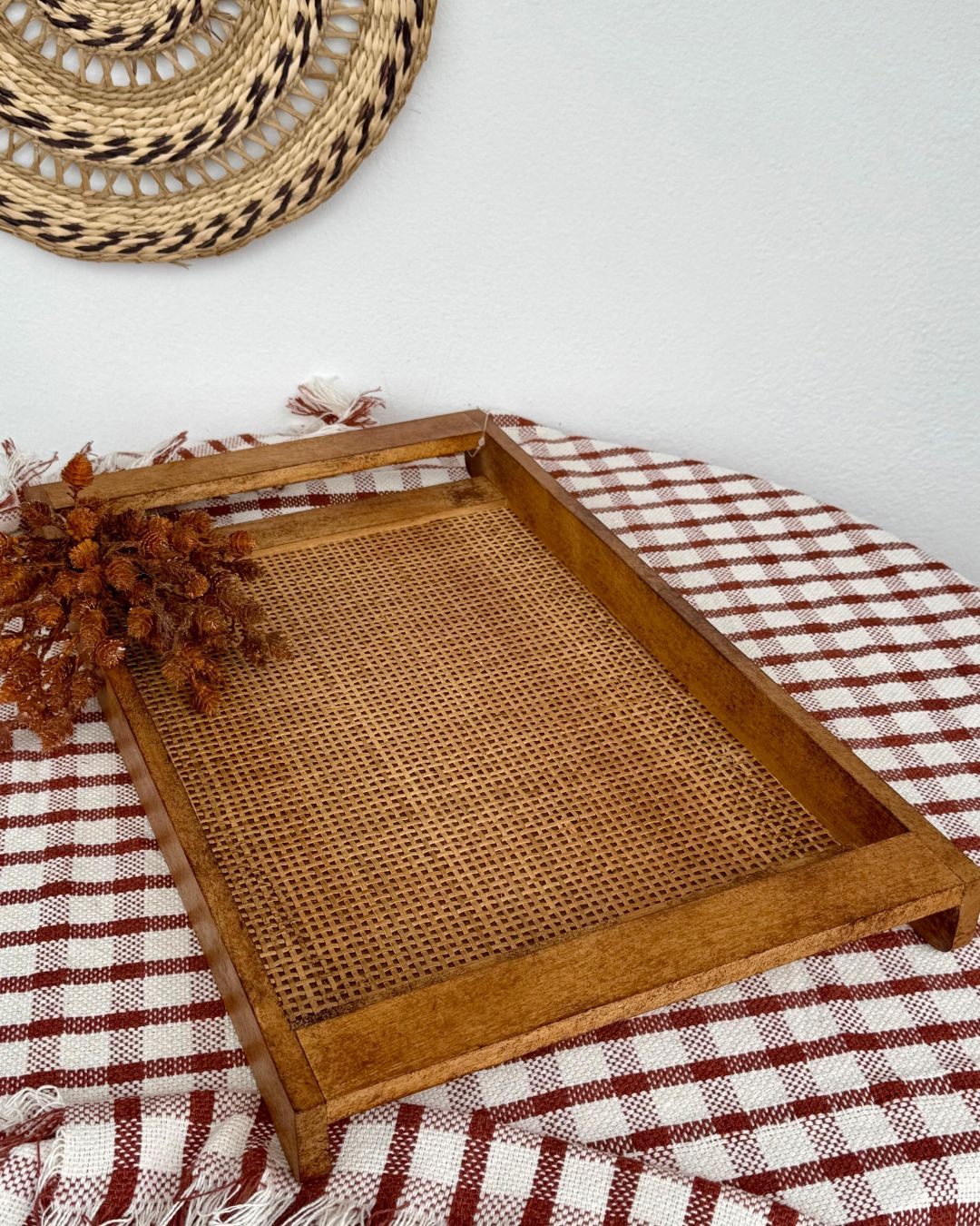 Bandeja Decorativa Madeira com Alça e Textura Vazada 51cmX30cmX4,5cm - Imagem 4