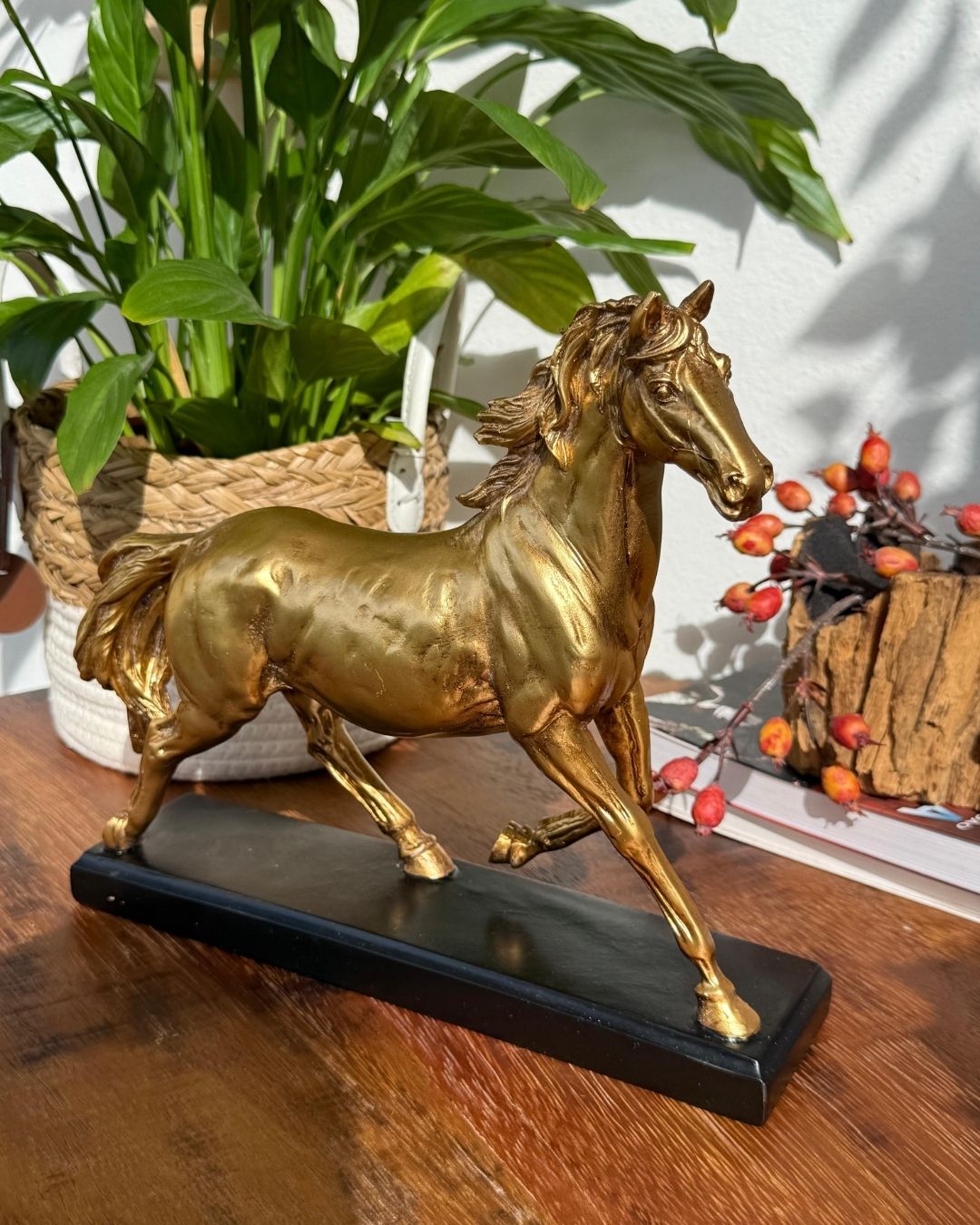 Escultura Decorativa Cavalo em Poliresina Dourado  25,3cmX29,5cmX7,5cm