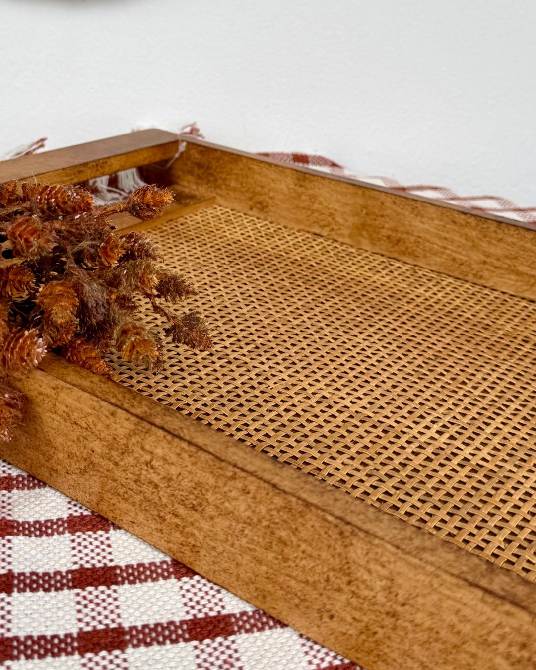 Bandeja Decorativa Madeira com Alça e Textura Vazada 51cmX30cmX4,5cm - Imagem 3
