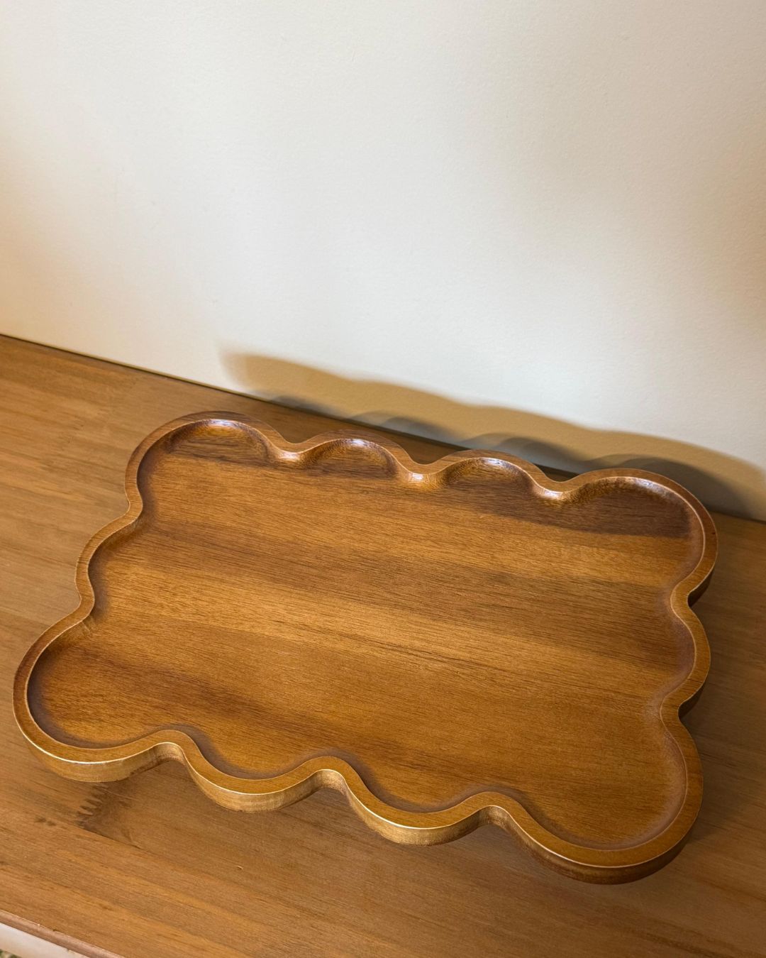 Bandeja Encanto com Pé Madeira Acácia 23cmX32cmX5cm - Imagem 7